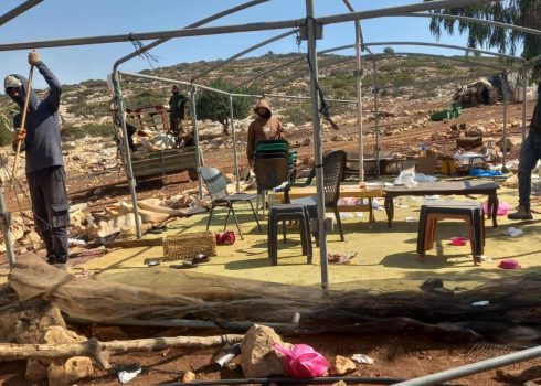 The last family in Khirbet Ibziq takes down its residential compound in preparation for leaving. Photo: ‘Aref Daraghmeh, B’Tselem