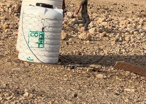 מתנחלים ליד בית המשפחות בראס עין אל-עוג'ה. התמונה באדיבות תושבים