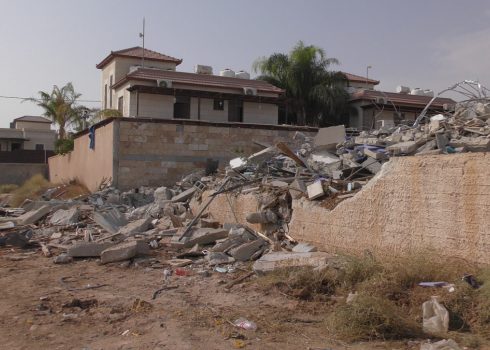 חורבות בית הנופש. צילום: עארף דראר'מה, בצלם