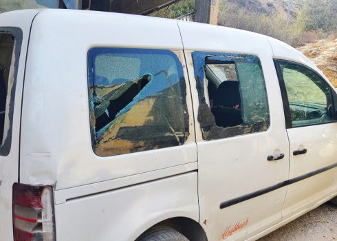 מכוניתו של אחמד אבו חמאדה לאחר התקיפה. צילום: סלמא א-דיבעי, בצלם