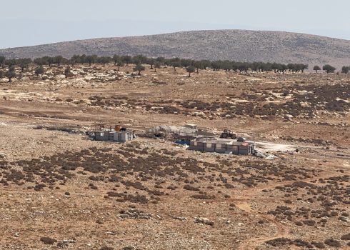 המאחז שהקימו המתנחלים במתחם שממנו גורשה משפחת יונס בשנת 2023. צילום: מוחמד רומאנה, בצלם