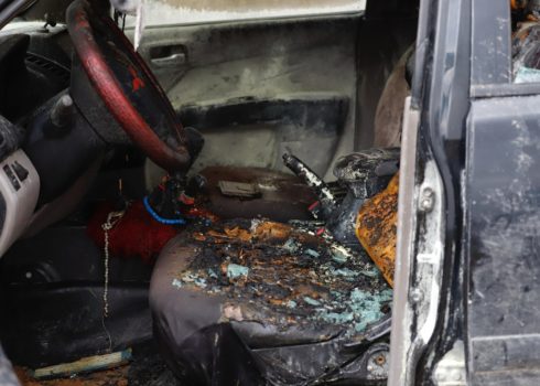 سيّارة أحرقها المستوطنون في التجمّع البدوي معازي جبع. تصوير: أفيشاي موهر، بتسيلم، 23.2.25