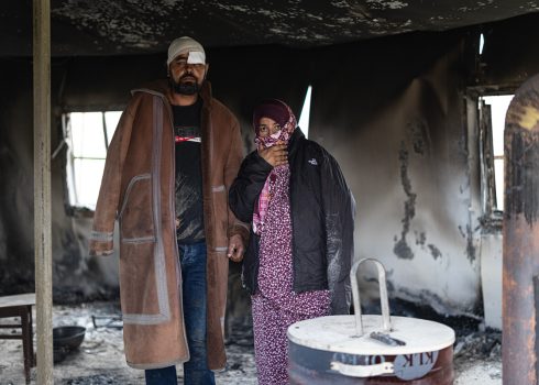 יוסף ועאידה בביתם לאחר שהוצת בידי מתנחלים. צילום: פאיז אבו רמילה, בצלם