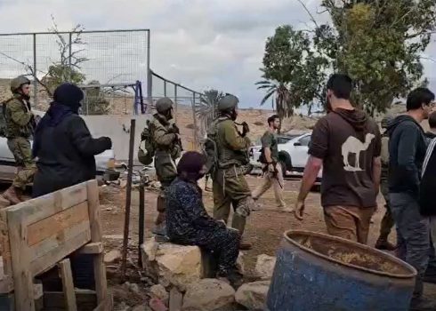 מתנחלים וחיילים בחצר בית משפחתו של בוהראן דראר'מה בח'ירבת אל-מאלח. התמונה באדיבות התושבים