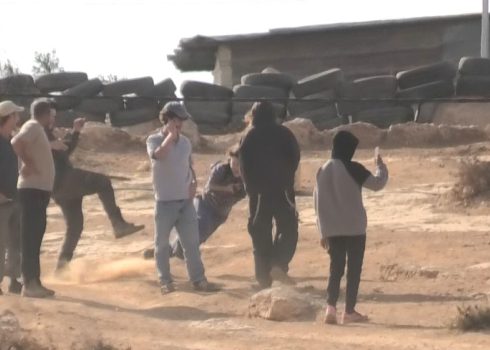 המתנחל בועט בפעילה ומפיל אותה. התמונות באדיבות תושבים