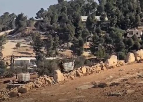 המתנחלים מנסים לגנוב אחד ממכלי המים מאדמתו של אל-עדרה. התמונה באדיבות התושבים