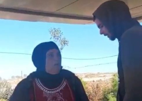 אחד המתנחלים מאיים על ודחה עבייד. מתוך תיעוד וידיאו באדיבות המשפחה
