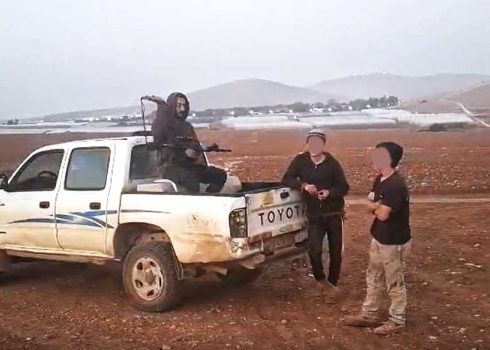 מתנחלים ליד אחד ממתחמי המגורים, 25.12.25. מתוך תיעוד וידיאו באדיבות התושבים