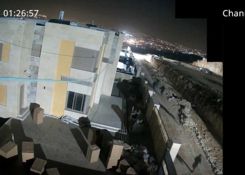 המתנחלים מגיעים לפרויקט הבנייה. מתוך התיעוד במצלמות האבטחה באדיבות הבעלים