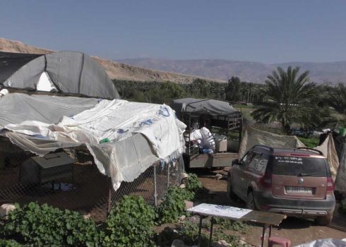 משאית שעליה העמיסו תושבי תל א-סמאדי את רכושם לקראת עזיבה. צילום: עארף דראר'מה, בצלם