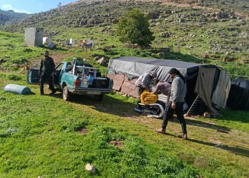 תושבי הקהילה אורזים את רכושם לקראת עזיבה. התמונה באדיבות התושבים