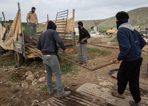 תושבים באל-חדידייה ששבו לקהילה כדי לקחת חלקי מבנים שפורקו מעמיסים אותם על משאית. צילום: פאיז אבו רמילה, אקטיבסטילס, 25.1.26 