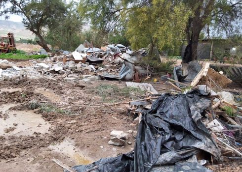 חורבות בית המשפחה בכפר אל-ג'יפתליק. צילום: עארף דראר'מה, בצלם 