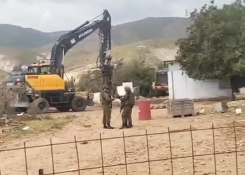 A Civil Administration bulldozer demolishing the house. Photo: ‘Aref Daraghmeh, B’Tselem