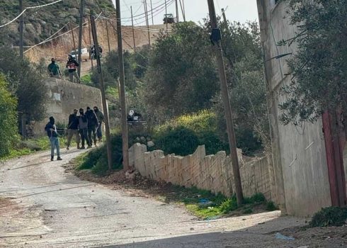 مستوطنون مسلحون عند مدخل تلفيت. صورة قدمها السكان مشكورين