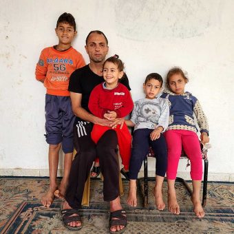 Amjad ’Afanah with his children. Photo by Khaled al-’Azayzeh, B'Tselem, 28 Nov. 2022