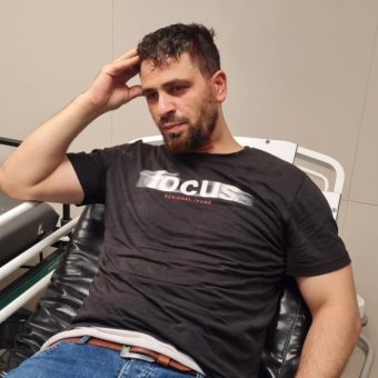 وسام دوفش لدى وصوله إلى المستشفى. الصورة قدمها هو مشكورًا.
