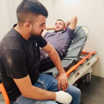 עבדאללה אבו עיישה (שוכב) ואמיר אל-פאח'ורי (יושב) בבית החולים. התמונה באדיבות העדים