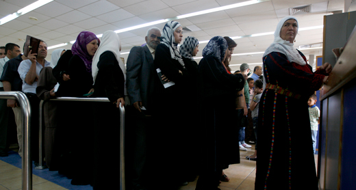  مسافرون في انتظار تفتيش جوازات السفر في معبر أللنبي، تصوير: عامر عواد، رويترز، 9.7.09