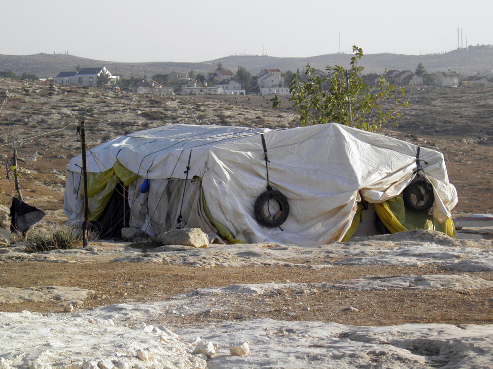 مبنى في قرية خربة سوسيا على خلفية مستوطنة سوسيا. تصوير: يوآف جروس، بتسيلم. 17/11/2010.