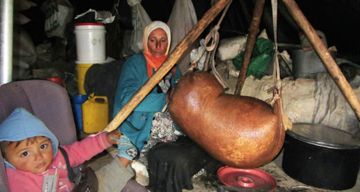 حليمة أبو عرام تصنع الزبدة في الخيمة، تصوير: نصر النواجعة، بتسيلم. 6/2/2013.