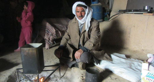 מחמוד אבו אל-עראם בח'ירבת אל-מאג'ז. צילום: נסר נוואג'עה, בצלם, 6.2.13