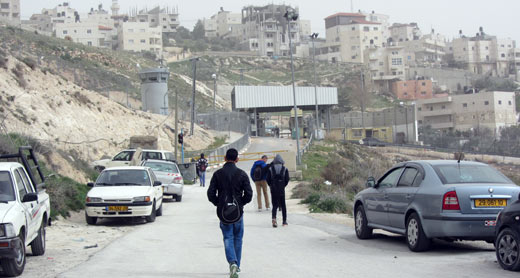 A-Sawahrah a-Sharqiyah checkpoint. Photo: 'Amer 'Aruri, B'Tselem, 11 Feb. 2015