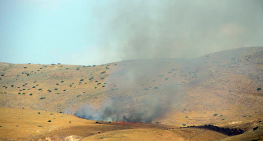 שריפה בשטחי מרעה במהלך אימוני הצבא, אל-מאלח. צילום: עארף דראר'מה, בצלם, 4.5.15 שריפה בשטחי מרעה במהלך אימוני הצבא, אל-מאלח. צילום: עארף דראר'מה, בצלם, 4.5.15