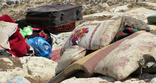 רכוש משפחה שנותר מושלך בחוץ. צילום: עאמר עארורי, בצלם, 31.8.15