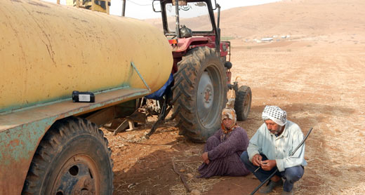 سكان راس الأحمر ينتظرون السماح لهم بالعودة الى بيوتهم. تصوير: عارف دراغمة، بتسيلم، 12/10/2015.