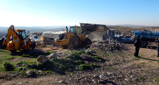 هدم منازل في خربة جنبة. تصوير: نصر نواجعة، 2/2/2016. هدم منازل في خربة جنبة. تصوير: نصر نواجعة، 2/2/2016.