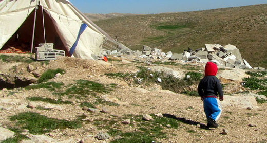 פעוט על רקע הריסות בבח'ירבת אל-חלאווה במסאפר יטא. צילום: חגי אלעד, בצלם, 4.2.16Toddler against background of ruins in Khirbet al-Halawah, Masafer Yatta. Photo by Hagai El-Ad, B’Tselem, 4 Feb. 2016Toddler against background of ruins in Khirbet al-Halawah, Masafer Yatta. Photo by Hagai El-Ad, B’Tselem, 4 Feb. 2016