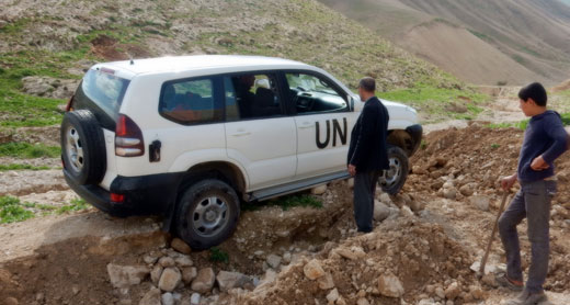 UN vehicle stuck on torn-up road leading to Khirbet ‘Ein al-Karzaliyah. Photo by ‘Aref Daraghmeh, B’Tselem, 10 Feb. 2016