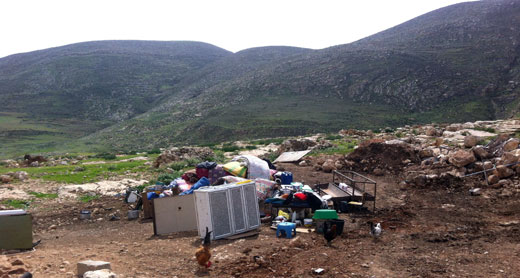 תכולת בית של משפחה שהרסו הכוחות בח'ירבת טאנא. צילום: עבד אל-כרים א-סעדי, בצלם, 2.3.16