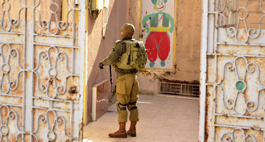 חייל בכניסה לבית משפחת אבו מונשאר, חברון, 24.11.16. צילום: אנוור אבו מונשאר. 