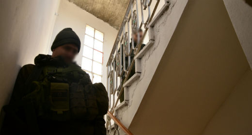 חיילים על מדרגות בית משפחת אבו מונשאר, חברון, 24.11.16. צילום: אנוור אבו מונשאר. 