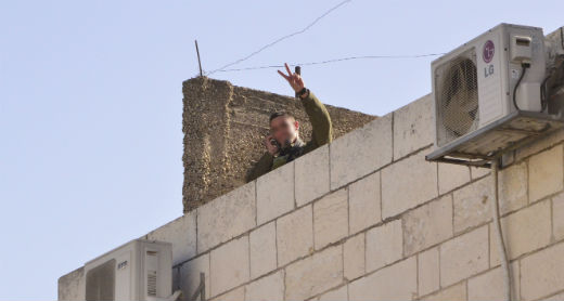 חייל על גג בית משפחת אבו מונשאר, חברון, 24.11.16. צילום: אנוור אבו מונשאר. 