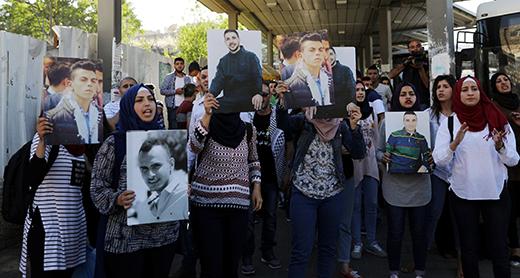 نساء فلسطينيّات يتظاهرن في شرقيّ القدس دعمًا لإضراب الأسرى الفلسطينيين. تصوير: عامر عواد، رويترز، 29 نيسان 2017 نساء فلسطينيّات يتظاهرن في شرقيّ القدس دعمًا لإضراب الأسرى الفلسطينيين. تصوير: عامر عواد، رويترز، 29 نيسان 2017