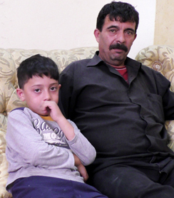 محمد السلايمة مع احد اطفاله في منزلهم. تصوير: منال الجعبري، بتسيلم. 18.6.2017.