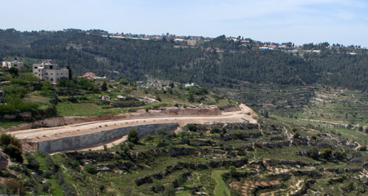 مسار الجدار الفاصل الذي شيّد حول الولجة واراضي زراعية من تحته. تصوير: اورن زيف، اكتيفستيلس. 13/4/2012.